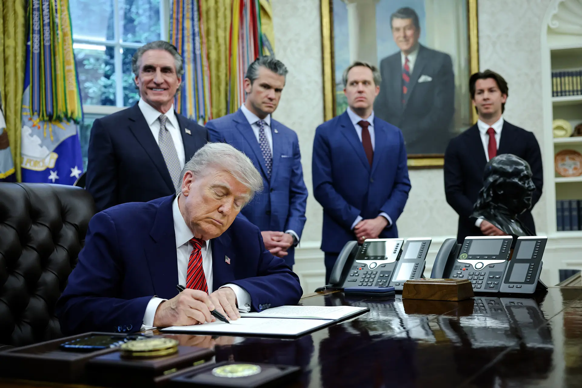 El presidente Donald Trump firma una orden ejecutiva en el Despacho Oval el 23 de mayo de 2025. El presidente firmó una orden ejecutiva en la que ordenaba al Ejército desplegar un reactor nuclear para generar energía en una base estadounidense antes de 2028. (Win McNamee/Getty Images)