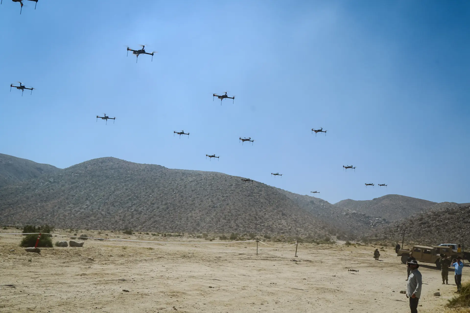 El 11.º Regimiento de Caballería Blindada y la Oficina de Gestión de Sistemas de Amenazas operan un enjambre de 40 drones para poner a prueba las capacidades de las unidades rotatorias durante la batalla de Razish en el Centro Nacional de Entrenamiento de Fort Irwin, California, el 8 de mayo de 2019. (Pv2 James Newsome/Ejército de los Estados Unidos).