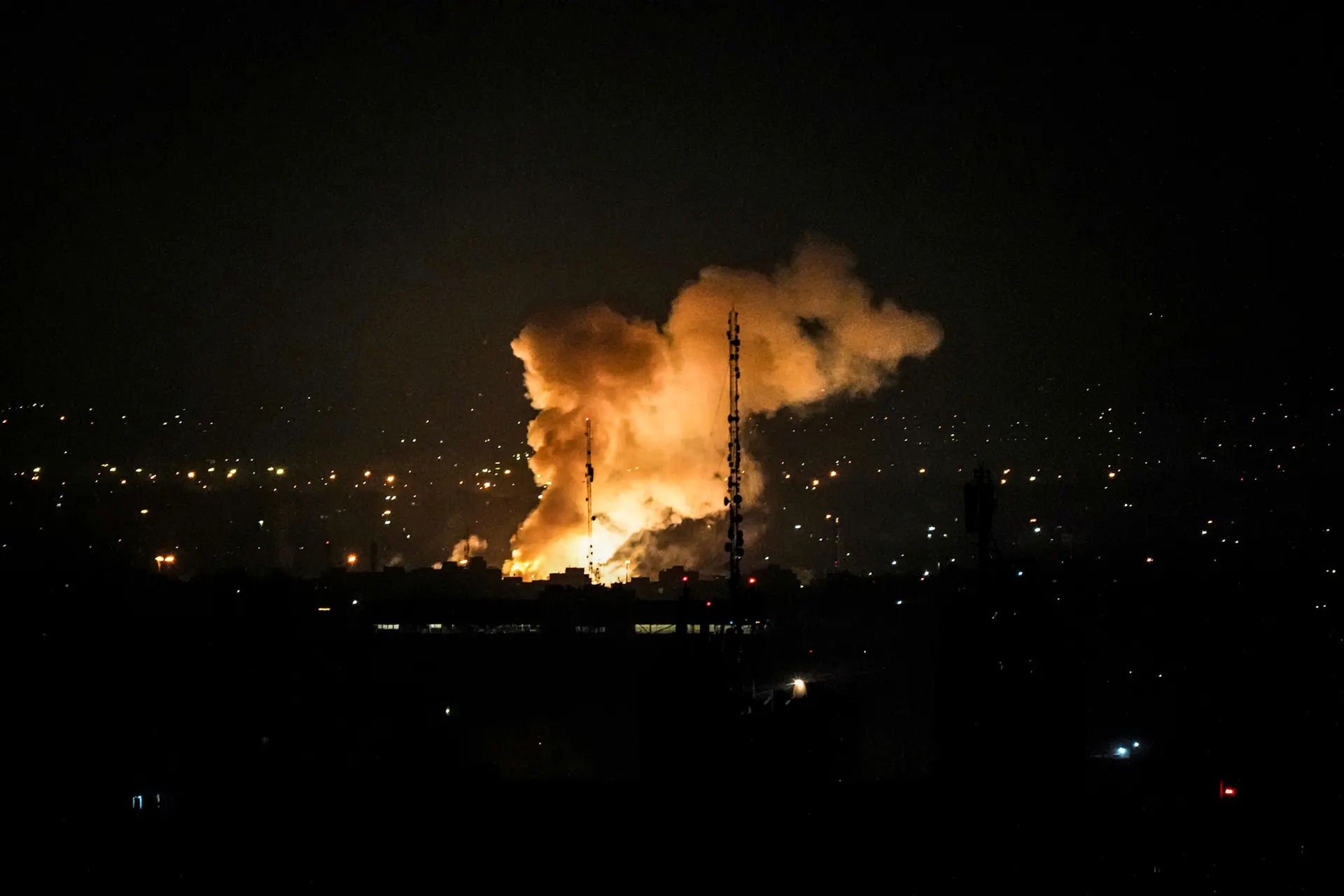 Humo tras una explosión en Teherán, Irán, el 13 de junio de 2025. Las fuerzas israelíes lanzaron una operación sorpresa, denominada «León Naciente», con el objetivo de debilitar la capacidad militar de Irán e impedir que obtuviera un arma nuclear. El ataque también tuvo como objetivo a los líderes militares iraníes, matando a varios altos mandos y científicos nucleares. (Vahid Salemi/Foto de AP)