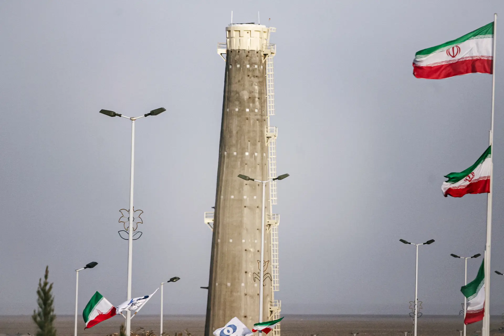 Vista general de la planta de enriquecimiento nuclear de Natanz, a 290 kilómetros al sur de Teherán, Irán, el 9 de abril de 2007. La Fuerza Aérea israelí bombardeó Natanz y otras decenas de instalaciones militares y nucleares durante la noche del 13 de junio en un ataque destinado a desmantelar el programa nuclear iraní. (Majid Saeedi/Getty Images)