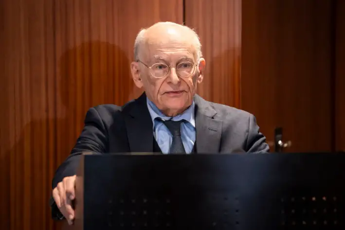 David Matas, galardonado abogado canadiense especializado en derechos humanos, miembro de la Orden de Canadá y del consejo de administración del Centro Internacional para los Derechos Humanos y el Desarrollo Democrático, con sede en Toronto, habla durante una rueda de prensa, en Washington, el 9 de agosto de 2024. (Madalina Vasiliu/The Epoch Times)