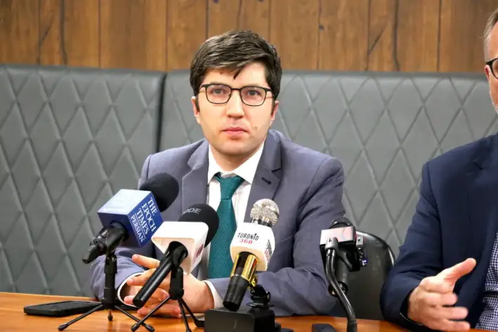 El diputado conservador Garnett Genuis habla con los periodistas en una rueda de prensa en Mississauga, Ontario, el 22 de febrero de 2024. (Andrew Chen/The Epoch Times)