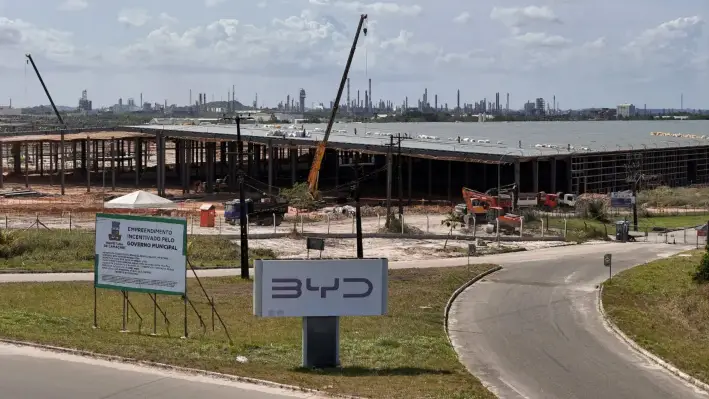 Las obras de construcción de la nueva fábrica de vehículos eléctricos de BYD en Camaçari, Brasil, el 26 de diciembre de 2024. (Joa Souza/Reuters)