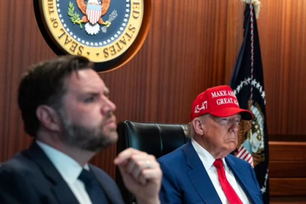El presidente Donald Trump y el vicepresidente J.D. Vance en la Sala de Situación el 21 de junio de 2025. (Cortesía de la Casa Blanca)