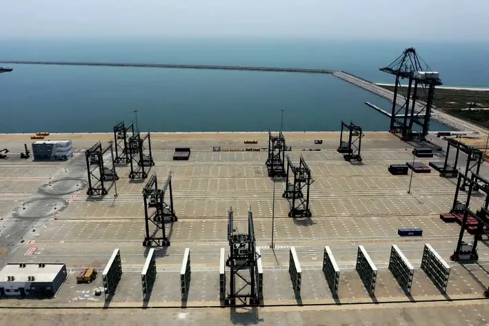 Grúas pórtico sobre neumáticos y grúas de barco a tierra en la terminal de contenedores multipropósito del puerto de aguas profundas de Lekki, en el complejo portuario de Ibeju Lekki, en Lagos, el 3 de febrero de 2023. (Pius Utomi Ekpei/AFP a través de Getty Images)