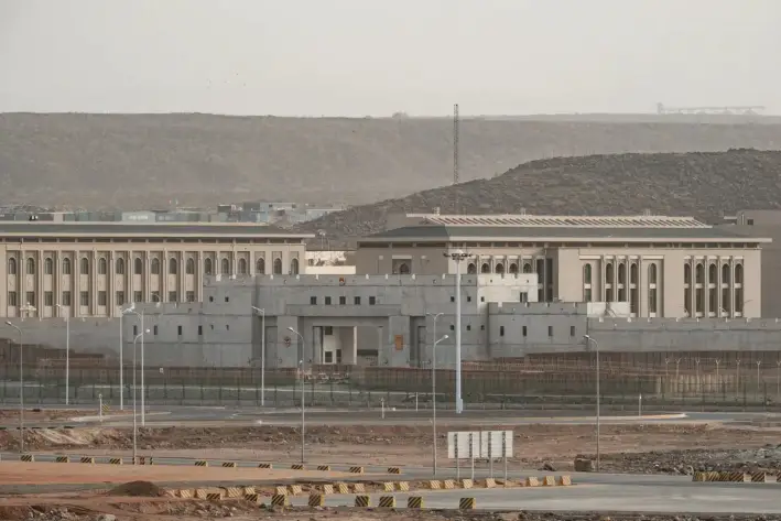 Edificios de una base militar china junto al puerto multipropósito de Doraleh, en Yibuti, el 4 de julio de 2018. (Yasuyoshi Chiba/AFP a través de Getty Images)