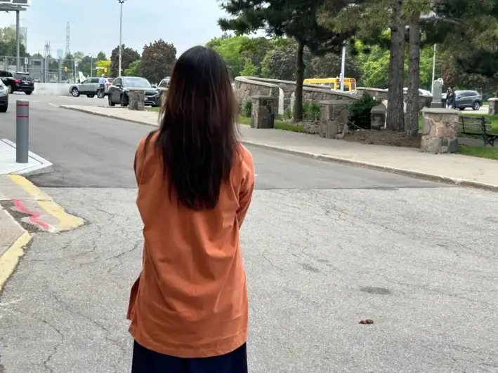 La Sra. Fok, exnovia de Fui Tang, que huyó a Canadá, compartió con The Epoch Times su experiencia de represión y persecución por parte de las autoridades de Hong Kong, el 10 de junio de 2025. (Yi Ling / The Epoch Times)