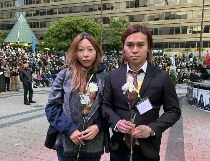 El excampeón de muay thai de Hong Kong, Fui Tang, y su novia, Law Ka Yee, asistieron a la vigilia con velas por el 36.º aniversario de la masacre de la plaza de Tiananmen en Toronto, el 1 de junio de 2025. (Yi Ling / The Epoch Times)