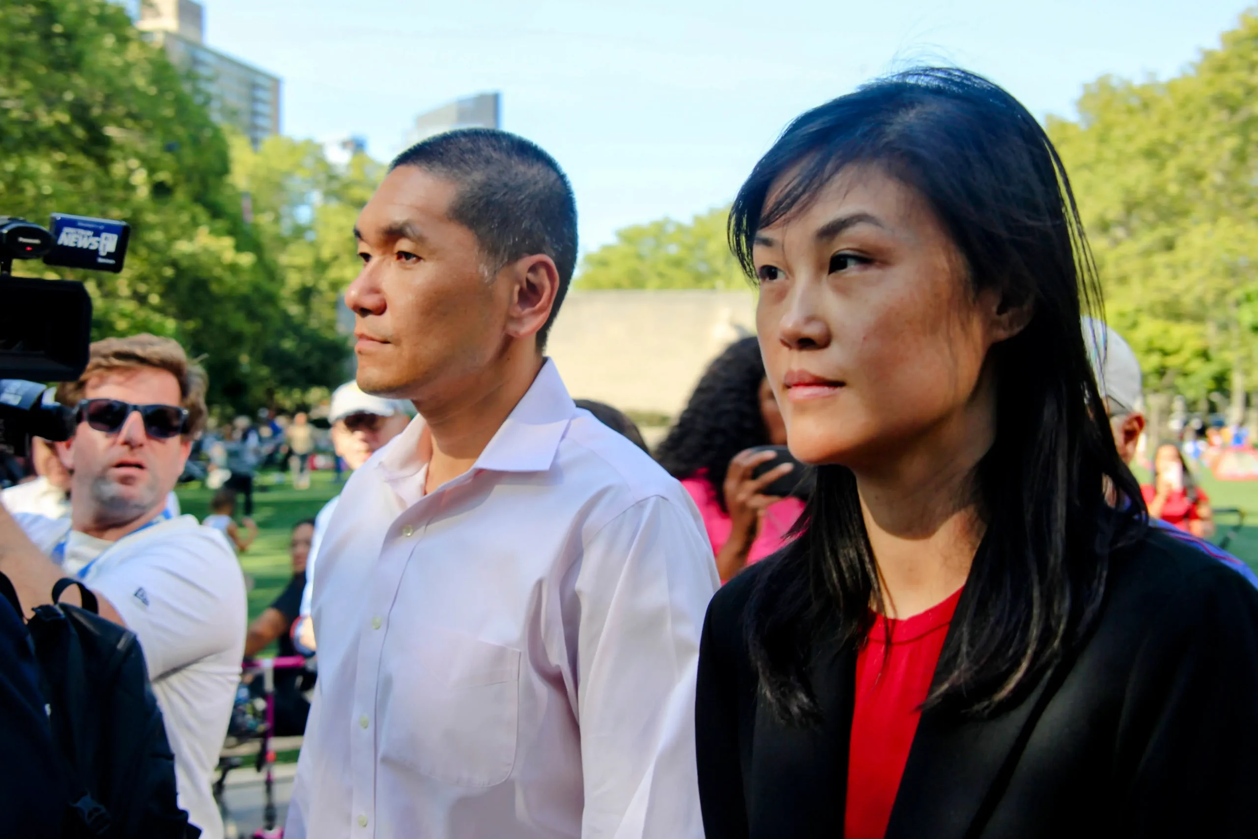 Linda Sun (derecha), exasesora de la gobernadora de Nueva York Kathy Hochul, y su marido, Chris Hu, salen del tribunal federal de Brooklyn, Nueva York, el 3 de septiembre de 2024. (Huang Xiaotang/The Epoch Times).