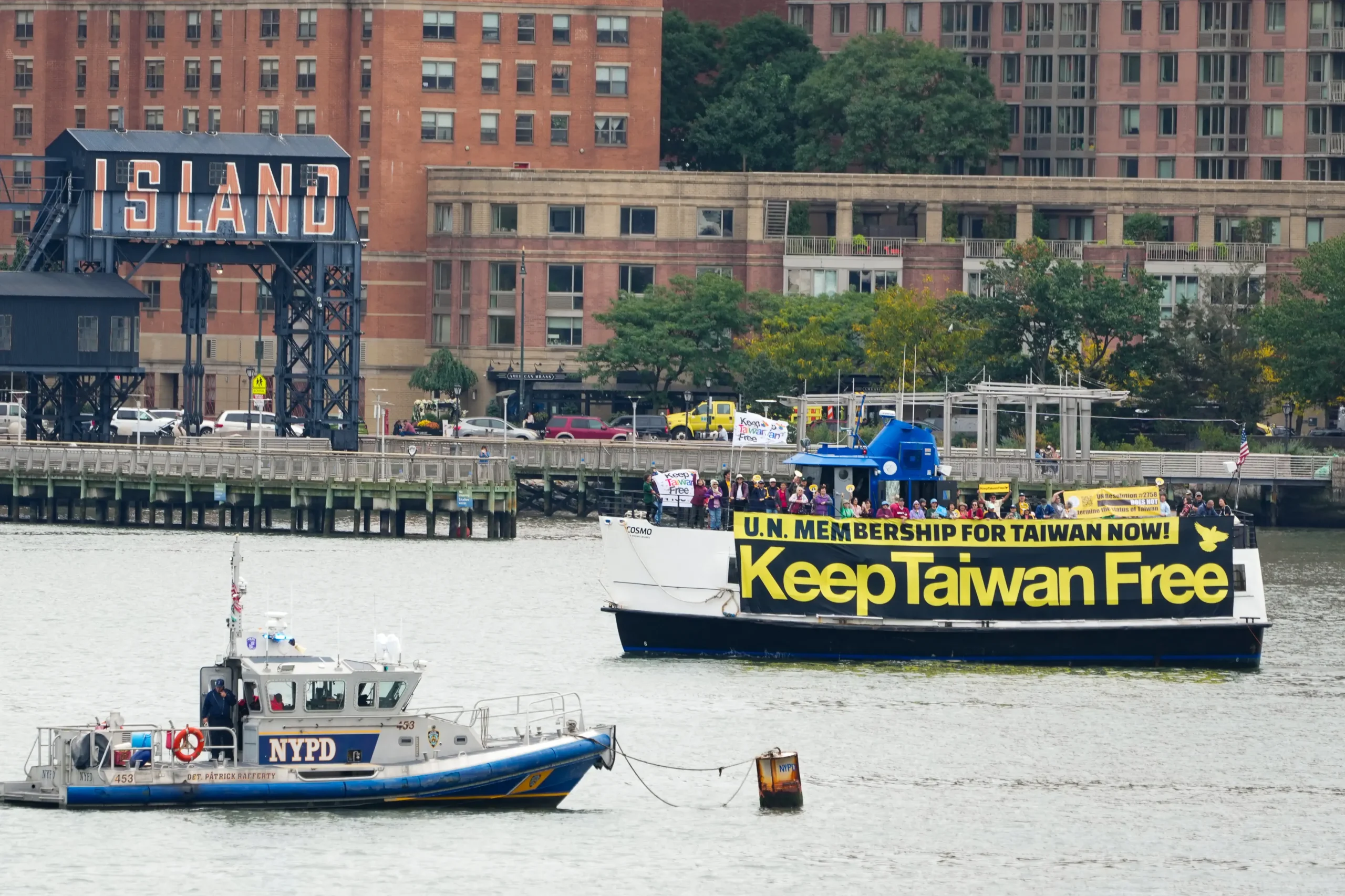 Un barco que apoya la independencia de Taiwán y su adhesión a la ONU navega por el East River frente a la sede de las Naciones Unidas en Nueva York, el 27 de septiembre de 2024. (Bryan R. Smith/AFP vía Getty Images).