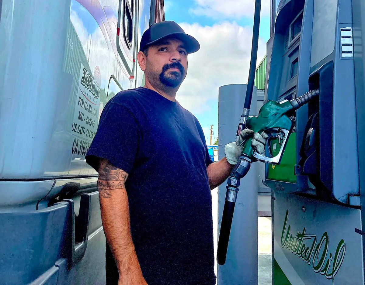 El conductor de camiones comerciales Phillip Guirre, de Fontana, California, se prepara para llenar el semirremolque de su empresa con diésel en Long Beach, California, el 5 de junio de 2025. (Allan Stein/The Epoch Times).