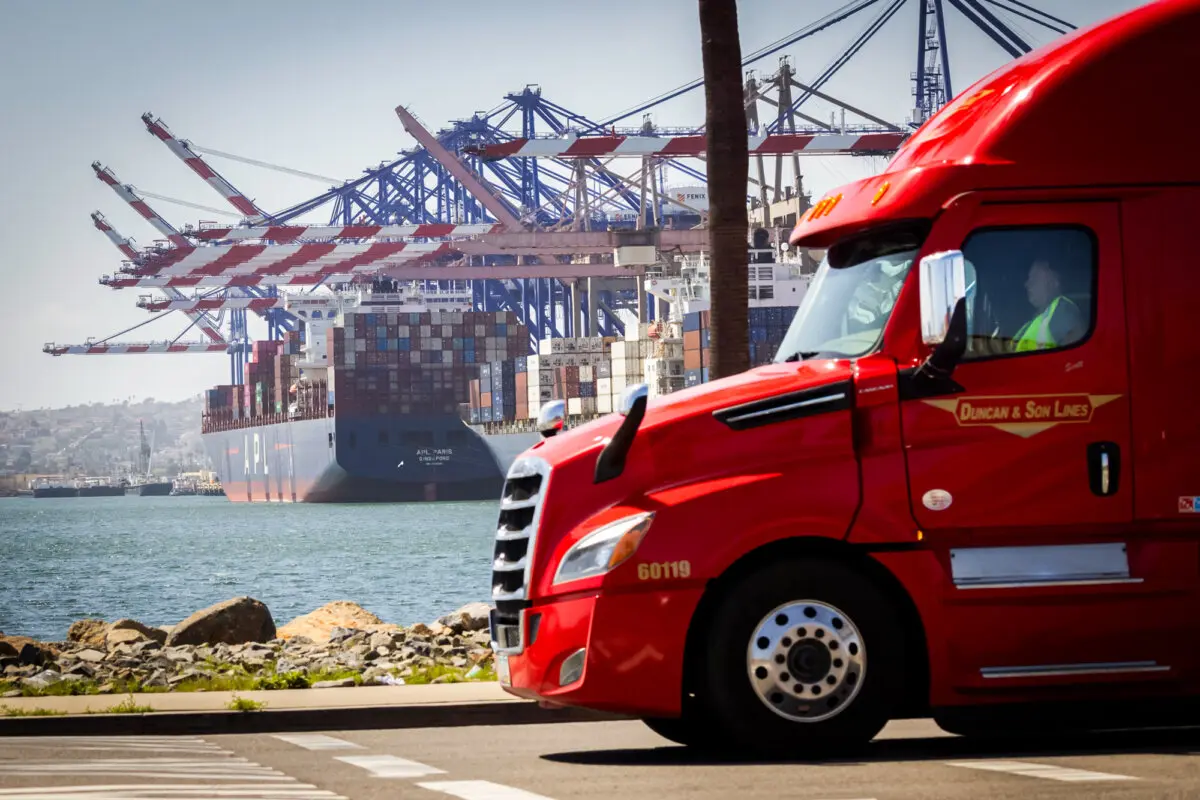 Camioneros se preparan para recoger contenedores de transporte en el puerto de Long Beach, California, el 28 de marzo de 2025. (John Fredricks/The Epoch Times).