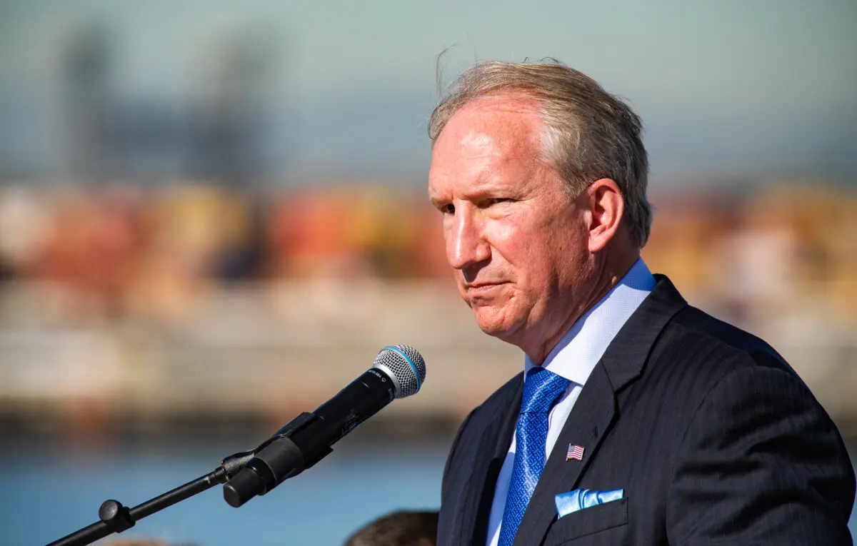 El director ejecutivo del Puerto de Los Ángeles, Gene Seroka, habla en Long Beach, California, el 11 de enero de 2022. (John Fredricks/The Epoch Times).