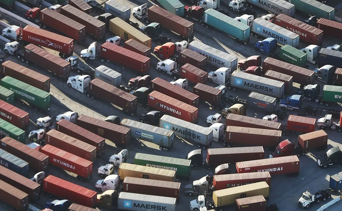 Camiones se preparan para transportar contenedores en el puerto de Los Ángeles, en San Pedro, California, el 18 de septiembre de 2018. (Mario Tama/Getty Images).