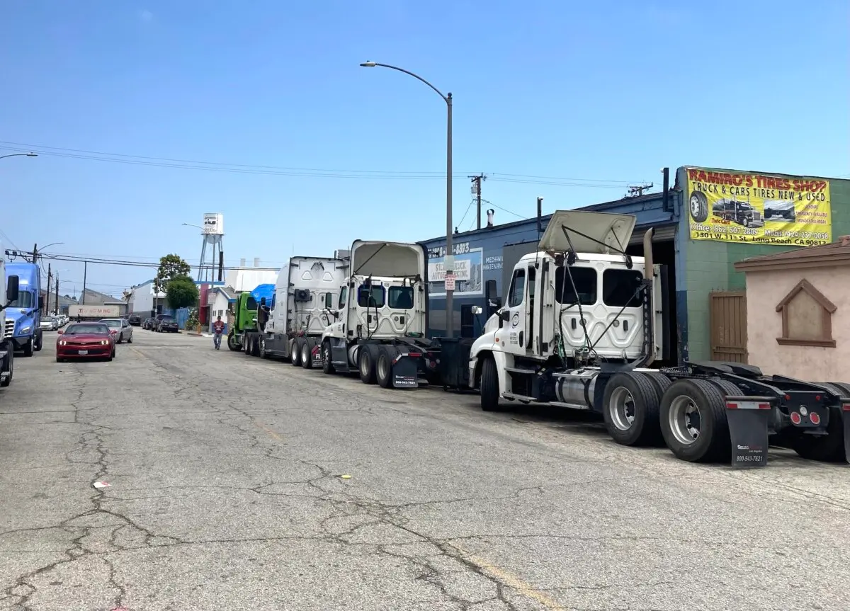 Solo unos pocos semirremolques esperaban a ser reparados fuera de Silva Truck & Auto Electric en Long Beach, California, el 5 de junio de 2025. Un empleado dijo que la calle solía estar llena de camiones. (Allan Stein/The Epoch Times).
