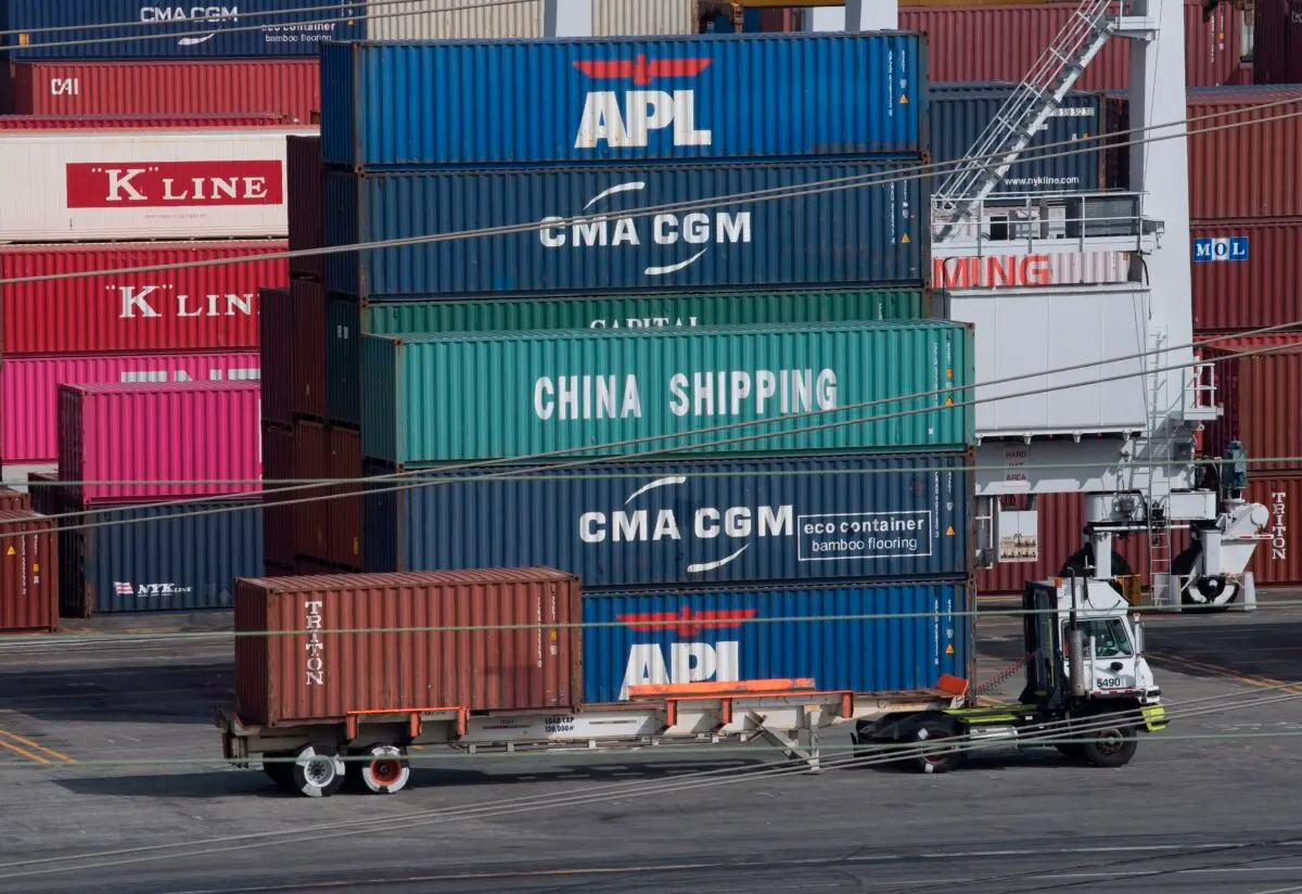 Un camión pasa junto a contenedores en el puerto de Los Ángeles, tras la imposición de nuevos aranceles a las importaciones chinas, en Long Beach, California, el 1 de septiembre de 2019. (Mark Ralston/AFP a través de Getty Images).
