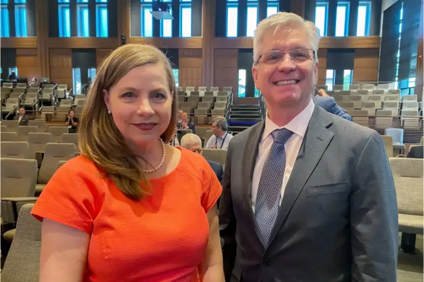Los gobernadores de la Reserva Federal Michelle Bowman y Christopher Waller posan para una foto durante un descanso en una conferencia sobre política monetaria en la Hoover Institution de la Universidad de Stanford, en Palo Alto, California, el 6 de mayo de 2022. Ann Saphir/Reuters