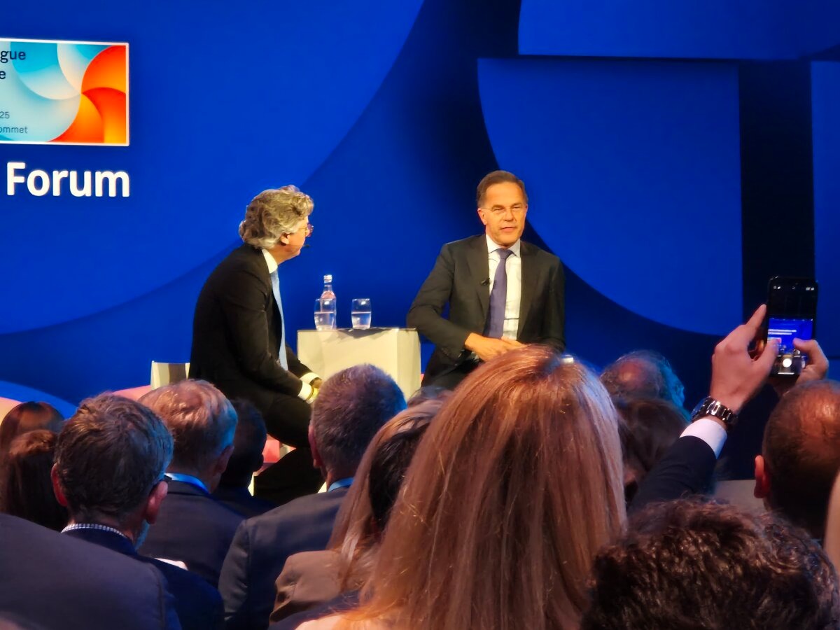 El secretario general de la OTAN, Mark Rutte (derecha), conversa con Benedikt Franke (izquierda) en el Foro Público de la OTAN celebrado en La Haya, Países Bajos, el 24 de junio de 2025. (Chris Summers/The Epoch Times).