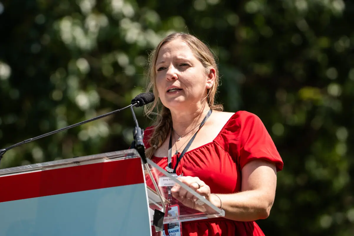 Amy Neville, madre de Alexander Neville, de 14 años, que murió por intoxicación con fentanilo tras tomar una pastilla que compró en Snapchat, habla durante el Día en Memoria de las Víctimas de las Redes Sociales en el Upper Senate Park, en Capitol Hill, Washington, el 23 de junio de 2025. (Madalina Kilroy/The Epoch Times).