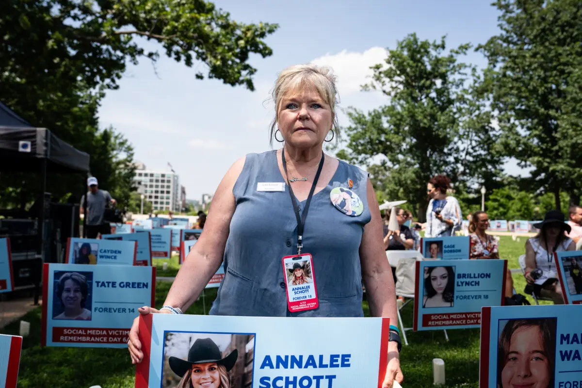 Lori Schott, de Colorado, madre de Annalee Schott, quien se quitó la vida a los 18 años tras sufrir acoso en las redes sociales, participa en el Día en Memoria de las Víctimas de las Redes Sociales en el Upper Senate Park, en Capitol Hill, Washington, el 23 de junio de 2025. (Madalina Kilroy/The Epoch Times).