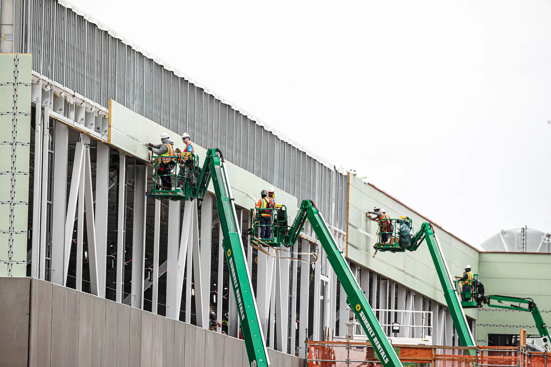 El 5 de octubre de 2021 continúan las obras de las fases tres a cinco del centro de datos de Facebook en Eagle Mountain, Utah. A medida que la inteligencia artificial impulsa la demanda de un mayor procesamiento de datos, los proyectos de centros de datos en todo el país se enfrentan a la oposición local. (George Frey/Getty Images).