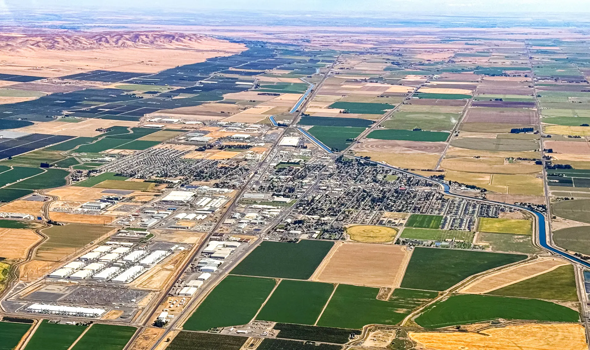 Los campos agrícolas se extienden por Quincy, Washington, el 14 de septiembre de 2024. Quincy, una comunidad agrícola al este de las Cascadas del Norte, fue una de las primeras en ver el desarrollo de centros de datos cuando Microsoft compró un campo de frijoles de 75 acres allí en 2006, en medio del auge del "internet de todo". (Tedder/CC BY-SA 4.0).