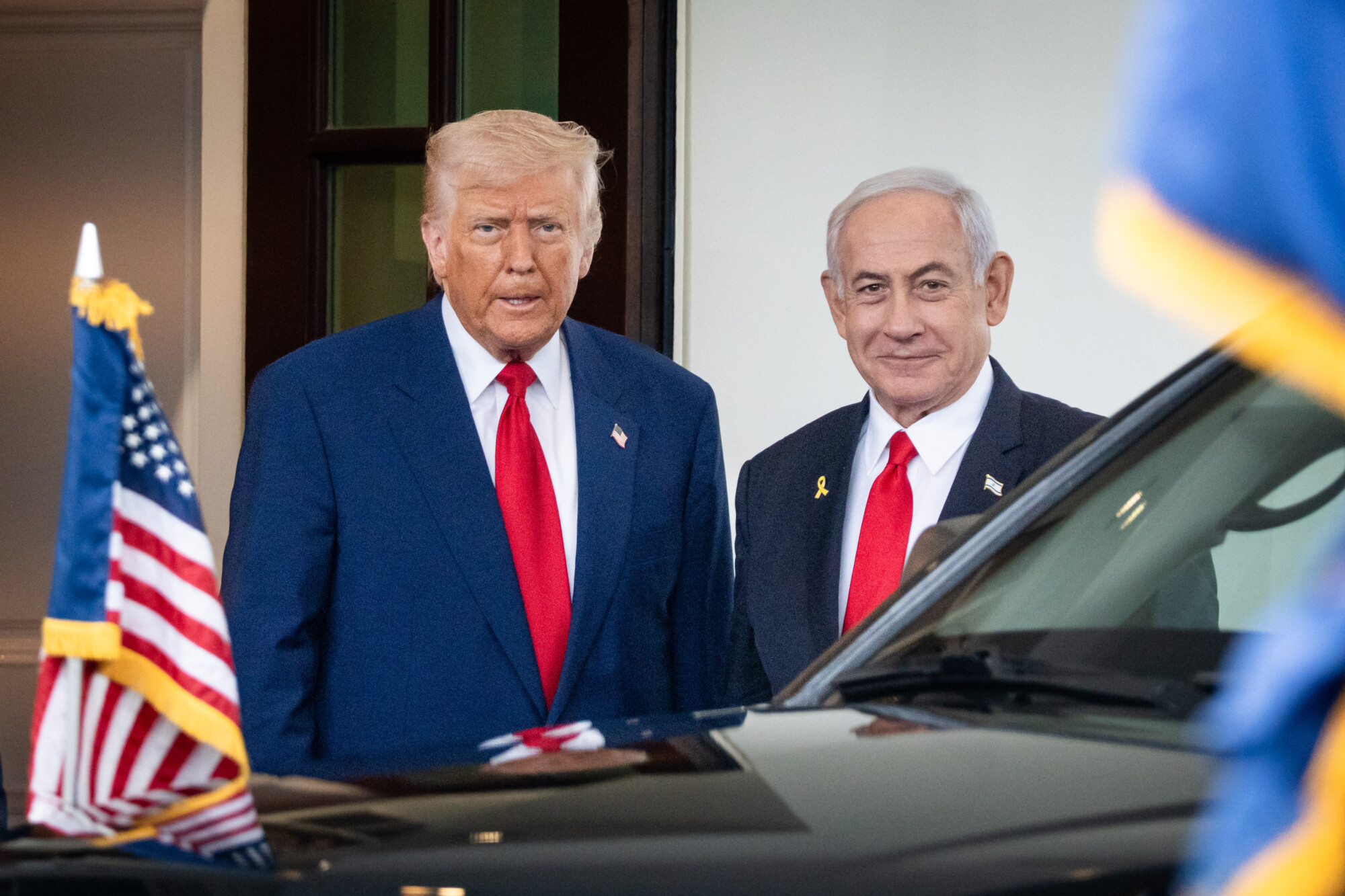 El presidente de EE. UU., Donald Trump (izquierda), saluda al primer ministro israelí, Benjamin Netanyahu, en la Casa Blanca el 7 de abril de 2025. (Madalina Vasiliu/The Epoch Times)