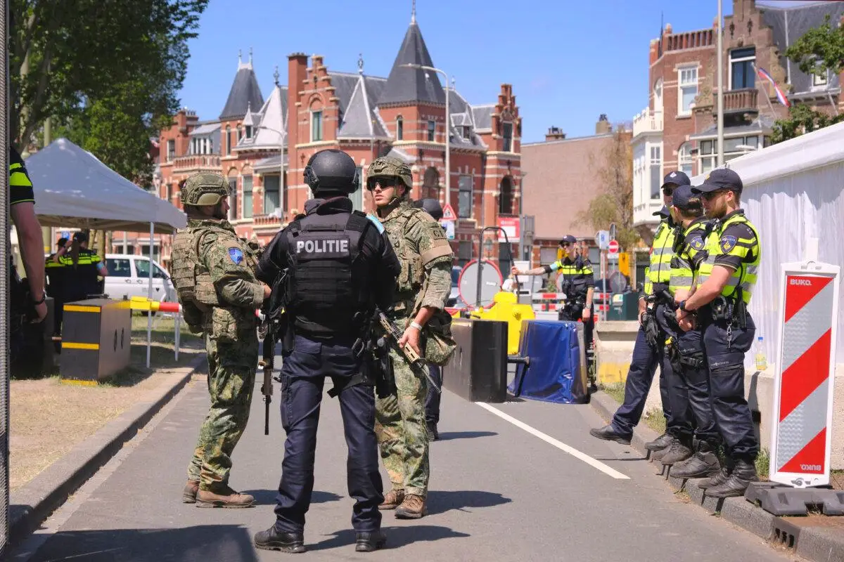Patrullas de seguridad alrededor del perímetro del recinto, en vísperas de la cumbre de la OTAN, en La Haya, Países Bajos, el 23 de junio de 2025. (Patrick Post/AP)