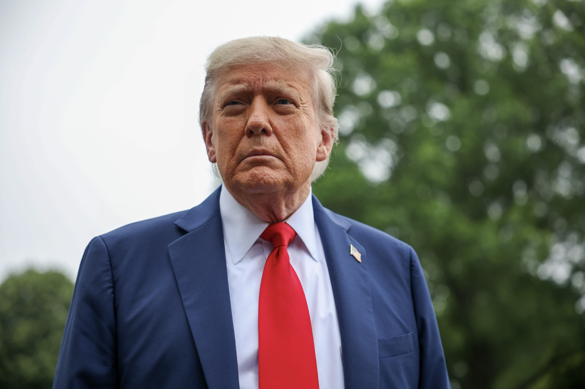 El presidente Donald Trump habla con los periodistas antes de subir al Marine One en el jardín sur de la Casa Blanca en Washington, el 15 de junio de 2025. (Foto de Tasos Katopodis/Getty Images)