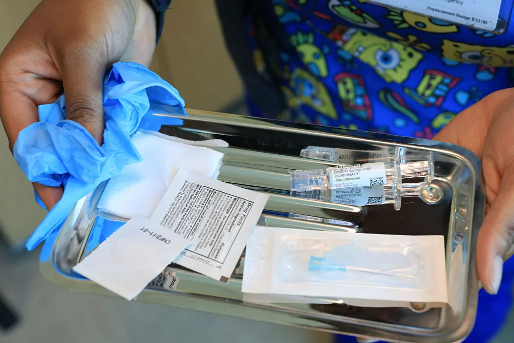 Una enfermera de inmunización lleva una bandeja con vacunas contra la COVID-19 de Pfizer-BioNTech en el Centro de Salud Borinquen el 29 de mayo de 2025 en Miami, Florida. El secretario de Salud, Robert F. Kennedy Jr., anunció que ya no recomendará que los niños sanos y las mujeres embarazadas se vacunen contra COVID-19. (Joe Raedle/Getty Images)
