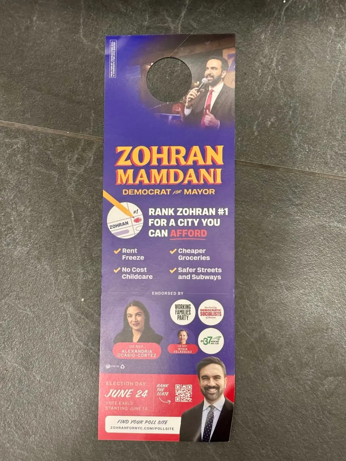 Un folleto de campaña en apoyo a Zohran Mamdani colocado en el vestíbulo de un edificio de apartamentos en Greenwich Village, Manhattan, Nueva York, el 18 de junio de 2025. (Arjun Singh/The Epoch Times)