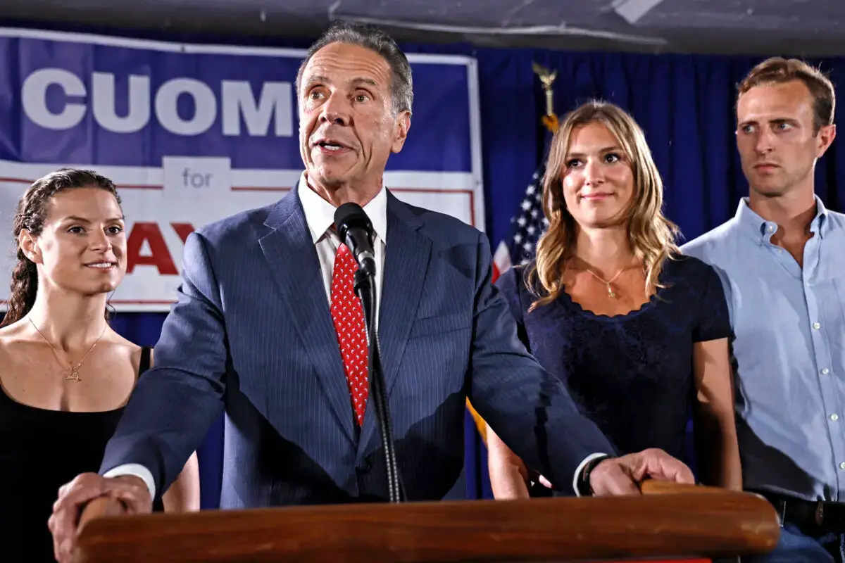 El candidato a la alcaldía de Nueva York y exgobernador de Nueva York, Andrew Cuomo (C), habla durante una fiesta electoral tras las primarias en el sindicato de carpinteros de Nueva York, el 24 de junio de 2025. (John Lamparski/AFP a través de Getty Images)