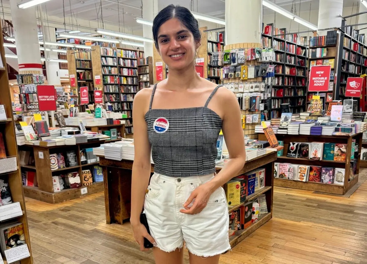 Nikita Jain, ingeniera de Brooklyn, tiene su pegatina "I Voted" en la librería The Strand después de emitir su voto en las elecciones primarias a la alcaldía de Nueva York el 24 de junio de 2025. (Arjun Singh/The Epoch Times)