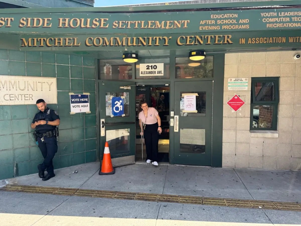 Samantha Espella, defensora pública, sale de su colegio electoral en el Bronx tras votar en las elecciones primarias a la alcaldía de Nueva York el 24 de junio de 2025. (Arjun Singh/The Epoch Times)