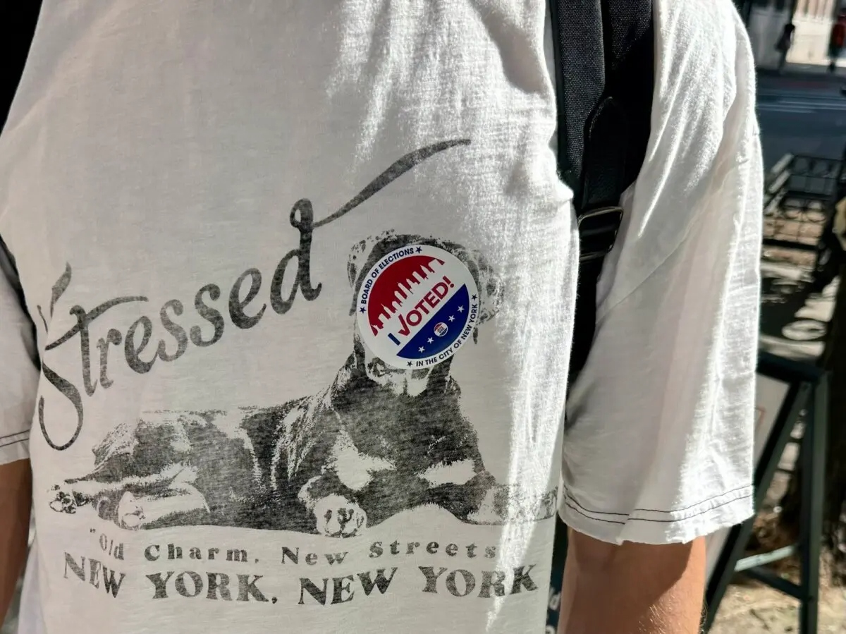 Zack Friend muestra su pegatina "I Voted" tras emitir su voto en las elecciones primarias a la alcaldía de Nueva York en Manhattan, el 24 de junio de 2025. (Arjun Singh/The Epoch Times)
