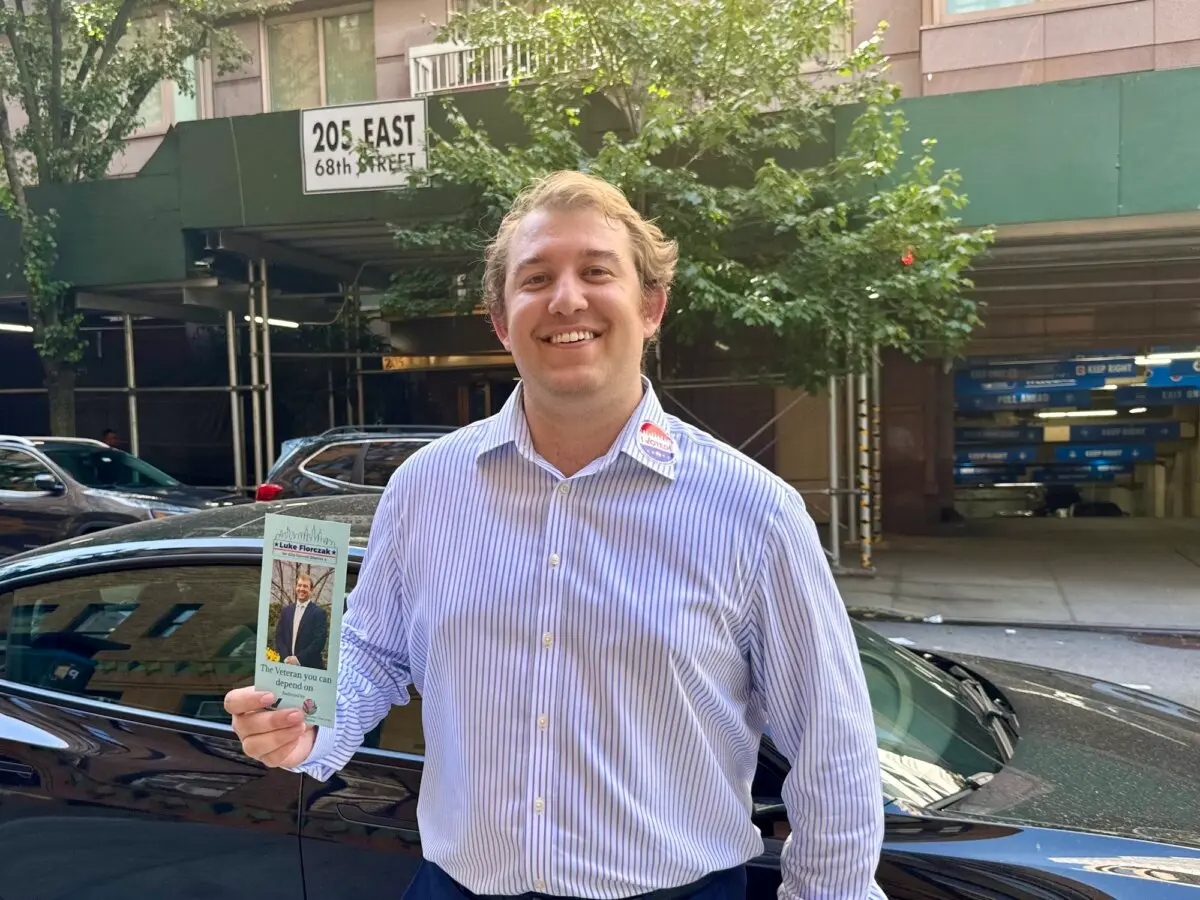 Luke Florczak, un veterano del Cuerpo de Marines de los Estados Unidos de 31 años y candidato al Consejo Municipal de Nueva York, hace campaña en el barrio de Lenox Hill, en Manhattan, el día de las elecciones primarias en la ciudad de Nueva York, el 24 de junio de 2025. (Arjun Singh/The Epoch Times)