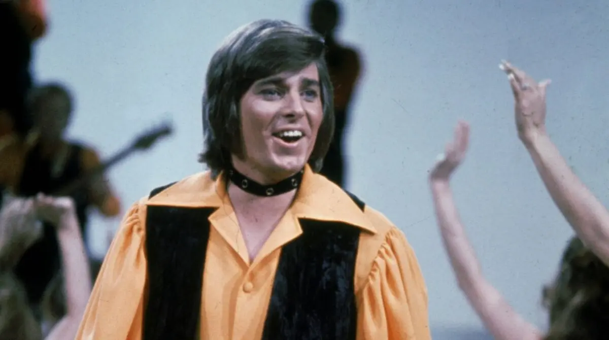El cantante pop estadounidense e ídolo adolescente Bobby Sherman actuando en la década de 1970. (Fotos de archivo/Getty Images).