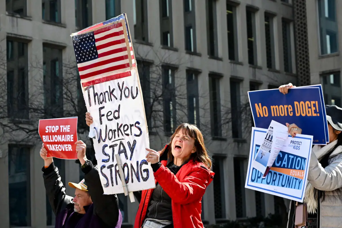 Manifestantes en una concentración organizada por la Federación Estadounidense de Empleados del Gobierno del Distrito 14 en la Oficina de Gestión de Personal en Washington, el 4 de marzo de 2025. (Alex Wroblewski/AFP a través de Getty Images).