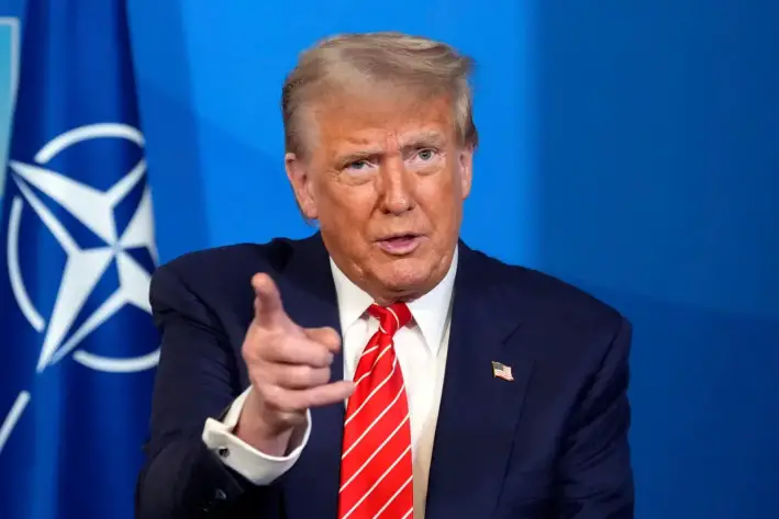El presidente Donald Trump habla durante una reunión con el secretario general de la OTAN, Mark Rutte, en la cumbre de la OTAN en La Haya, Países Bajos, el 25 de junio de 2025. (Alex Brandon/AP)