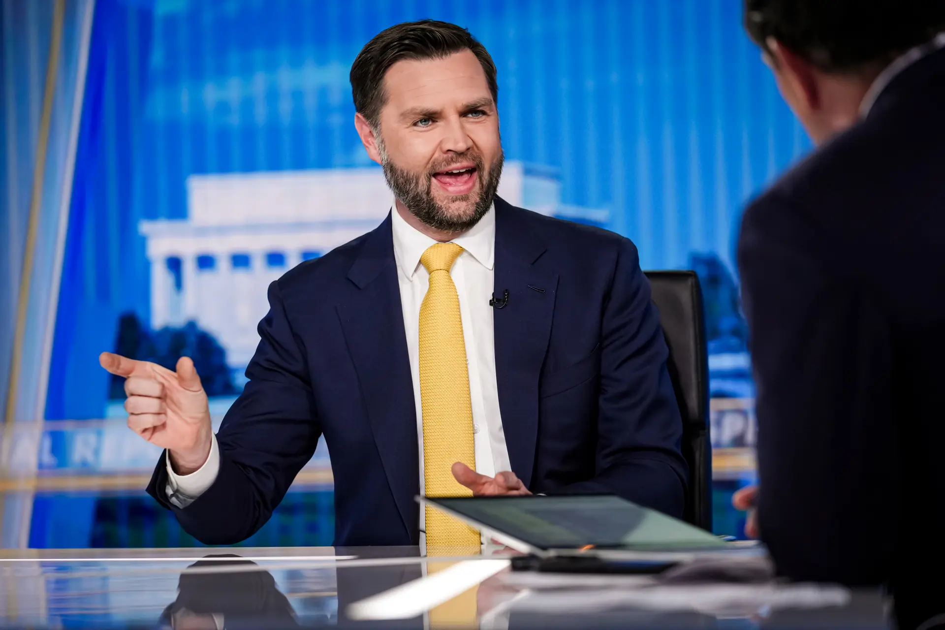 El vicepresidente JD Vance habla en el programa Special Report with Bret Baier (R) de Fox News en la sede de la cadena en Washington el 23 de junio de 2025. (J. Scott Applewhite/AP Photo).