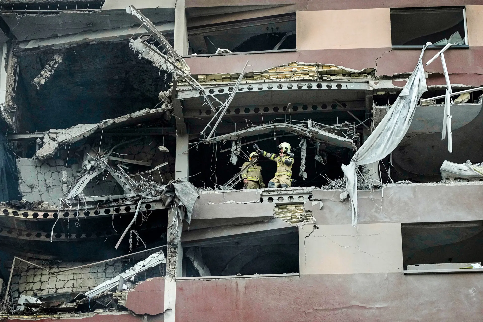 Bomberos trabajan en el lugar de una explosión en un complejo residencial en el norte de Teherán, Irán, el 13 de junio de 2025. (Vahid Salemi/AP Photo).