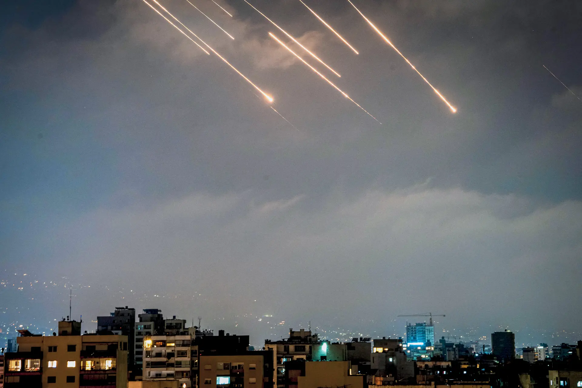Misiles iraníes e interceptores israelíes iluminan el cielo sobre Beirut, Líbano, el 14 de junio de 2025. (NAEL CHAHINE/Middle East Images/AFP vía Getty Images).