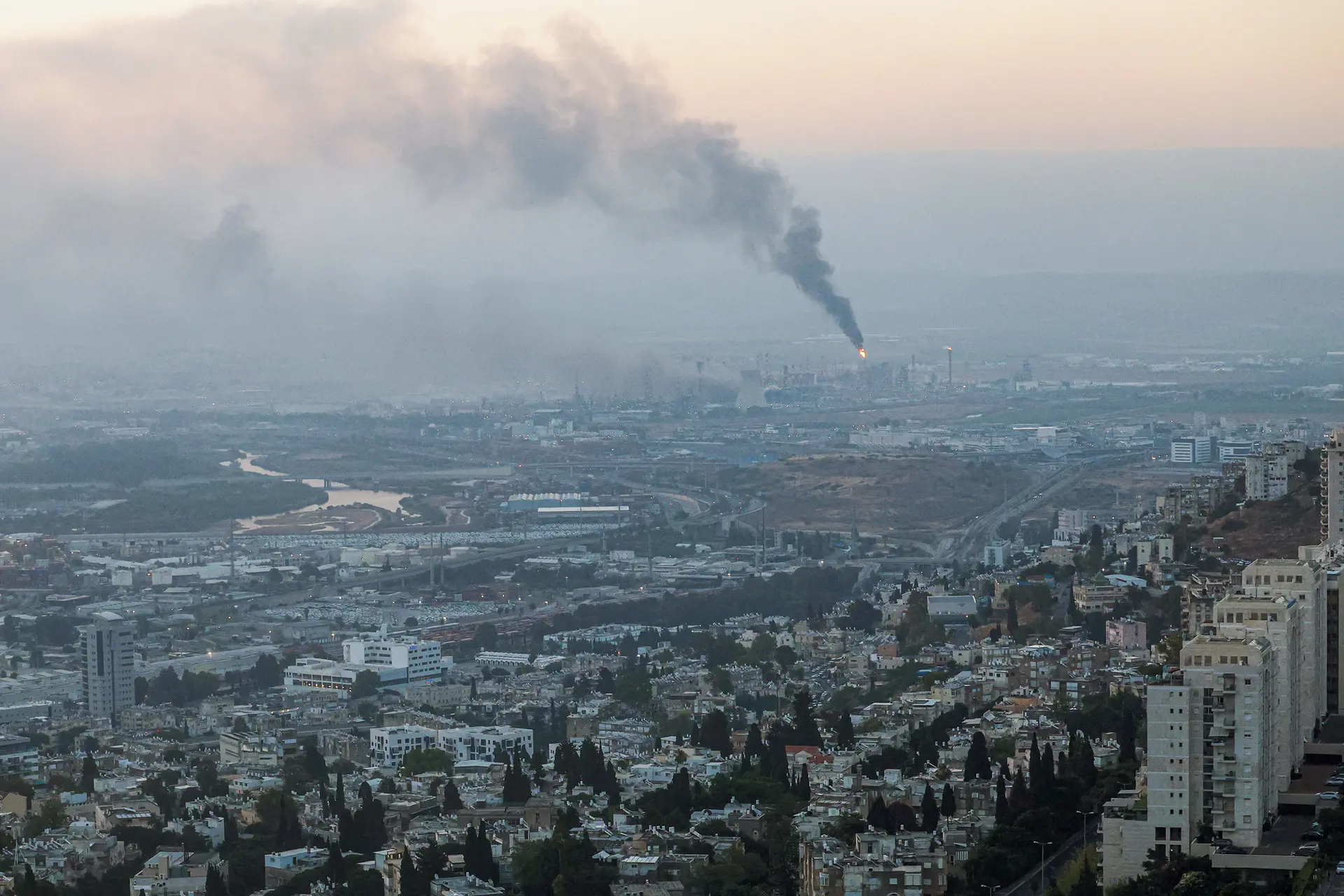 Humo sale de un lugar que fue alcanzado durante los ataques con misiles iraníes, en Haifa, Israel, el 16 de junio de 2025. (AHMAD GHARABLI/AFP vía Getty Images).