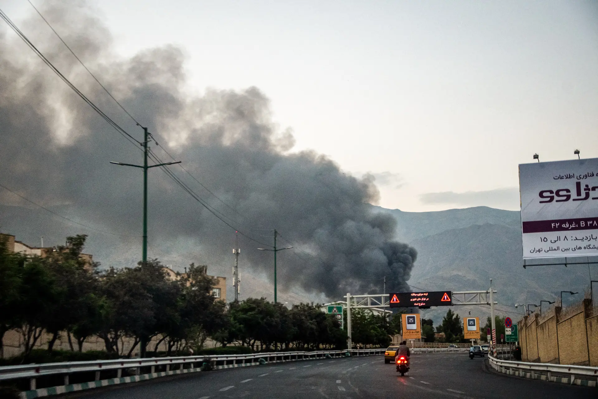El humo se eleva de los escombros de un edificio de medios de comunicación estatales iraníes después de un ataque aéreo israelí en Teherán, Irán, el 16 de junio de 2025. Bautizado como Operación León Naciente, el ataque tenía como objetivo degradar las capacidades militares ofensivas de Irán y evitar que el país obtuviera un arma nuclear. Nikan/Middle East Images/AFP via Getty Images