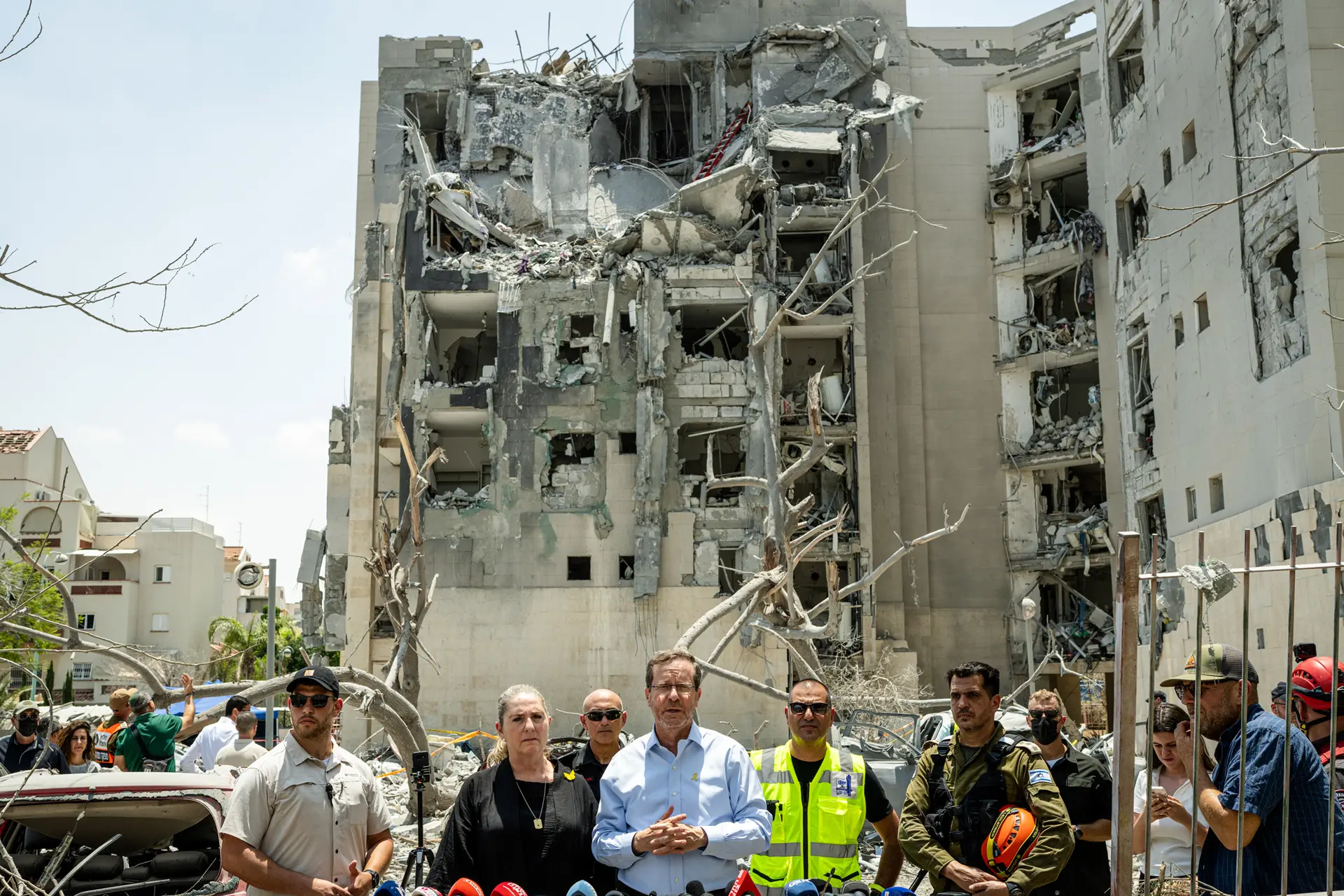 El presidente israelí, Isaac Herzog, habla con los medios de comunicación frente a un edificio donde cuatro personas murieron por un ataque con misiles iraníes en Beersheba, Israel, el 24 de junio de 2025. Según las autoridades israelíes, Irán lanzó una lluvia de misiles en la madrugada del martes, antes del inicio de un alto el fuego negociado por Estados Unidos entre ambos países. (Erik Marmor/Getty Images).