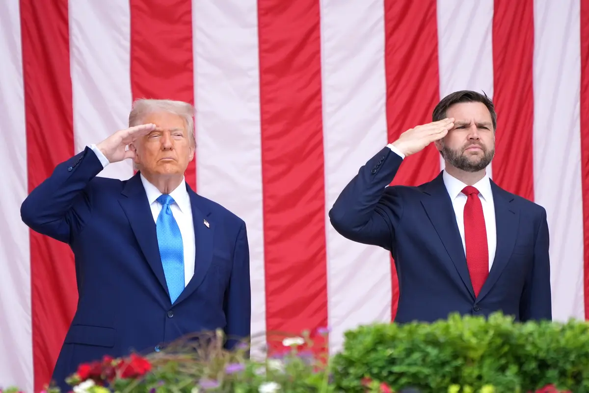 El presidente Donald Trump (izquierda) y el vicepresidente JD Vance saludan durante la 157.ª Conmemoración Nacional del Día de los Caídos en el Cementerio Nacional de Arlington, en Arlington (Virginia), el 26 de mayo de 2025. (Jacquelyn Martin/Foto de AP)