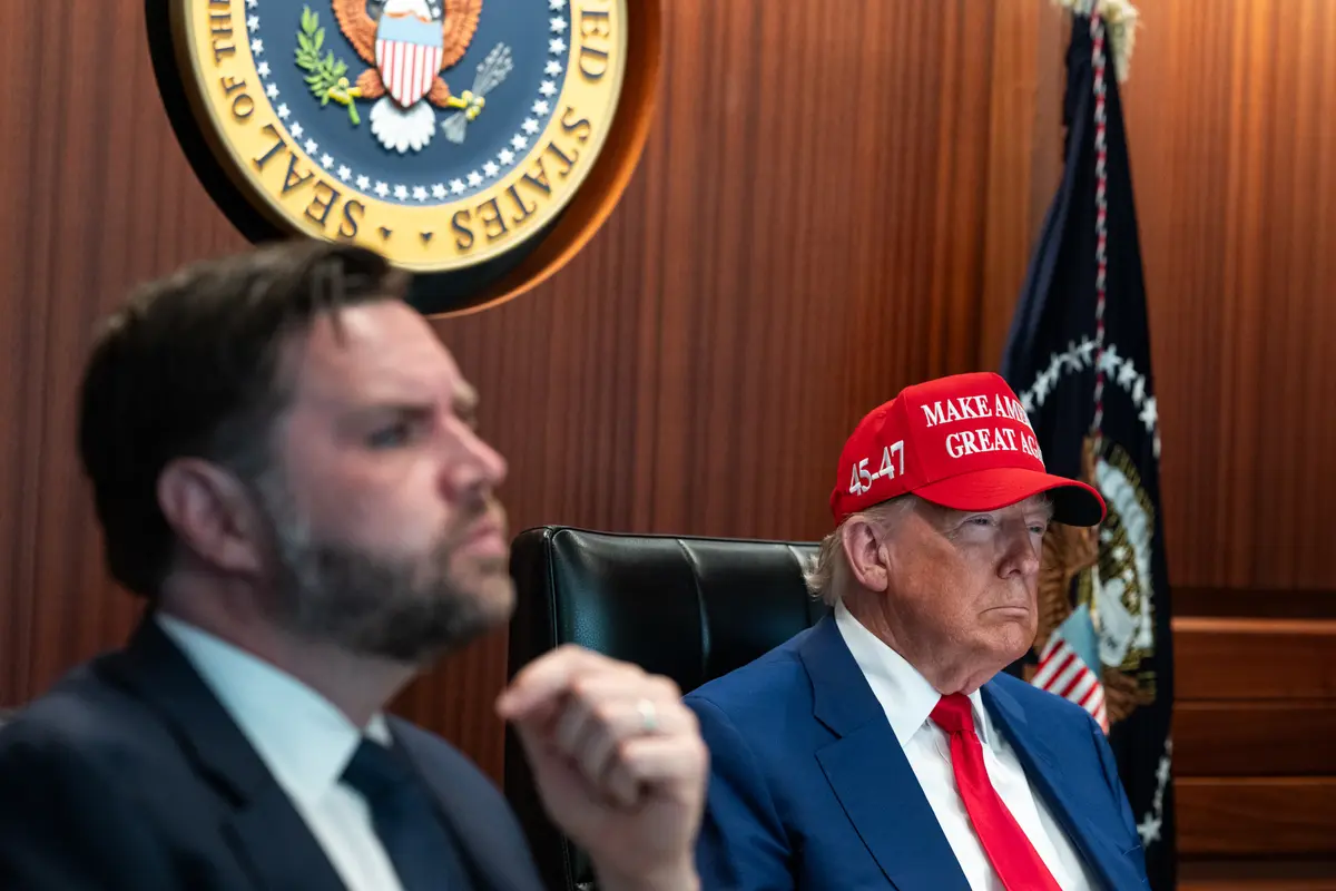 El presidente Donald Trump (derecha) y el vicepresidente JD Vance en la Sala de Situación el 21 de junio de 2025. (Cortesía de la Casa Blanca)