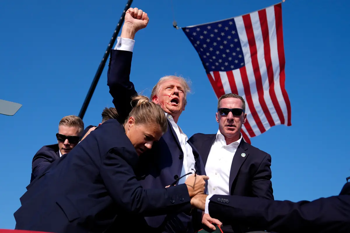 El candidato presidencial republicano y expresidente Donald Trump rodeado por agentes del Servicio Secreto de Estados Unidos en un mitin electoral en Butler, Pensilvania, el 13 de julio de 2024. (Evan Vucci/Foto de AP)