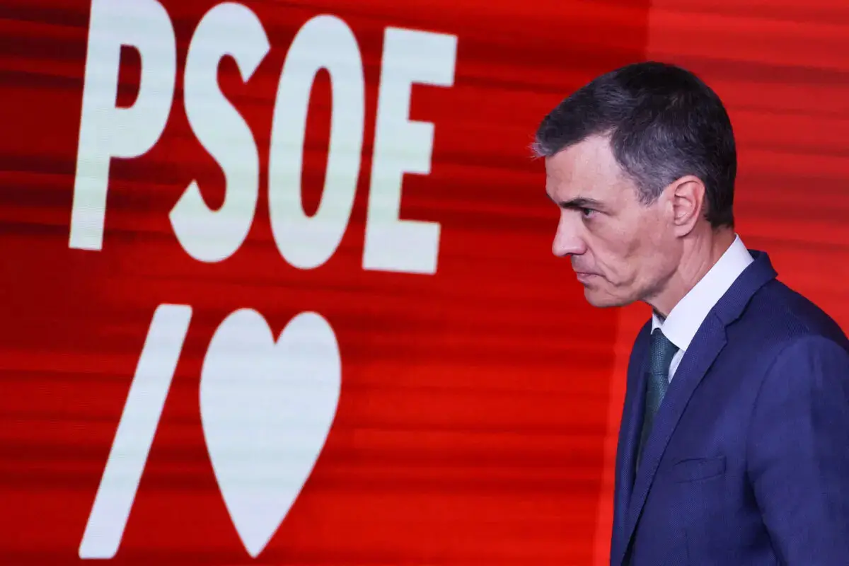 El presidente del Gobierno español, Pedro Sánchez, que también es líder del Partido Socialista Obrero Español (PSOE), celebra una rueda de prensa tras una reunión en la sede del partido en Madrid, España, el 16 de junio de 2025. (Nacho Doce/Reuters)