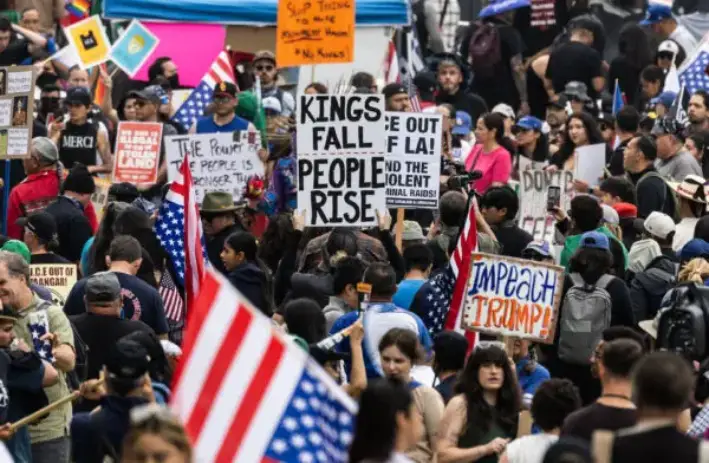 Manifestantes se reúnen para la protesta No Kings, en Los Ángeles, el 14 de junio de 2025. (John Fredricks/The Epoch Times)